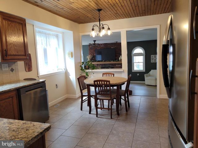 8 LUPUS LN, Sewell, NJ 08080