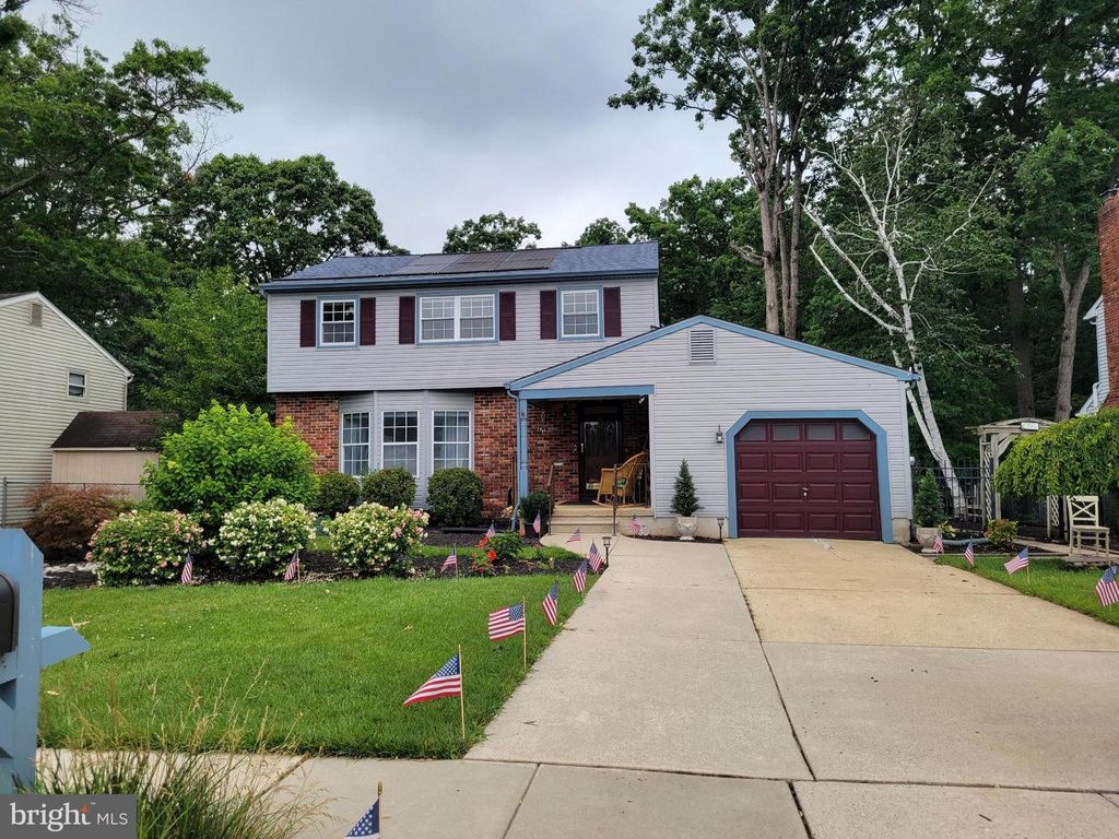 8 LUPUS LN, Sewell, NJ 08080