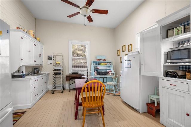 501 W Moore, Moulton, TX 77975