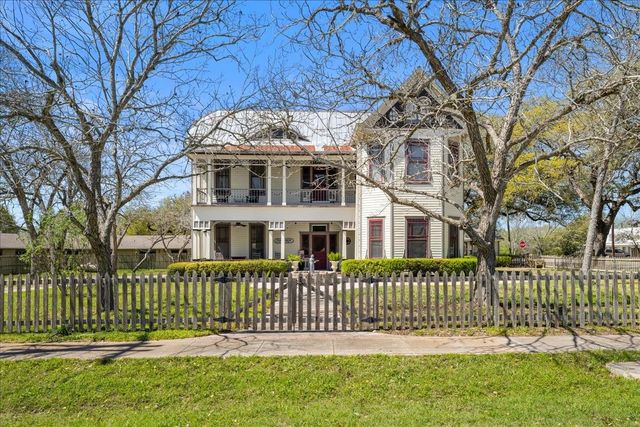 501 W Moore, Moulton, TX 77975