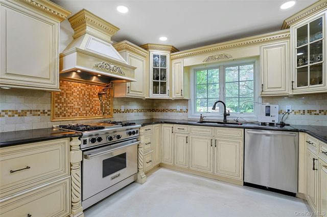 8 Stark Court, New City, NY 10956