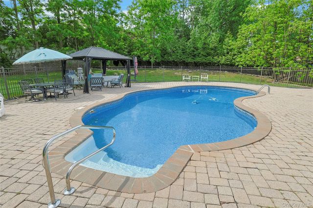 8 Stark Court, New City, NY 10956