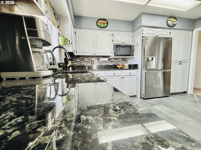 835 HIGHLAND Ave, Brookings, OR 97415