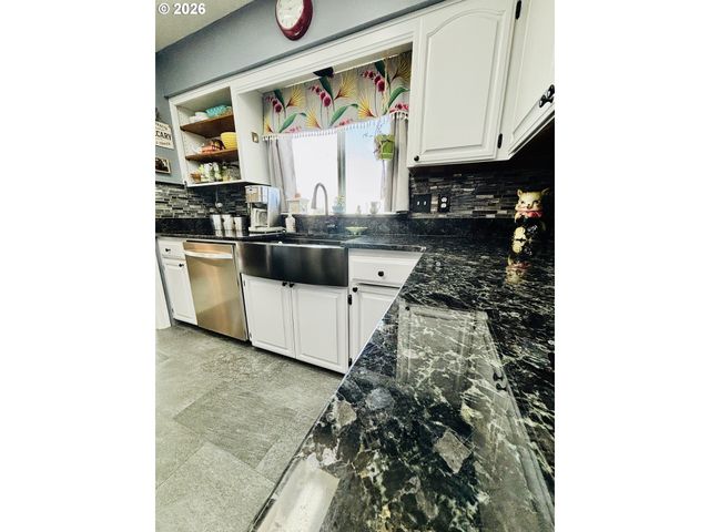 835 HIGHLAND Ave, Brookings, OR 97415