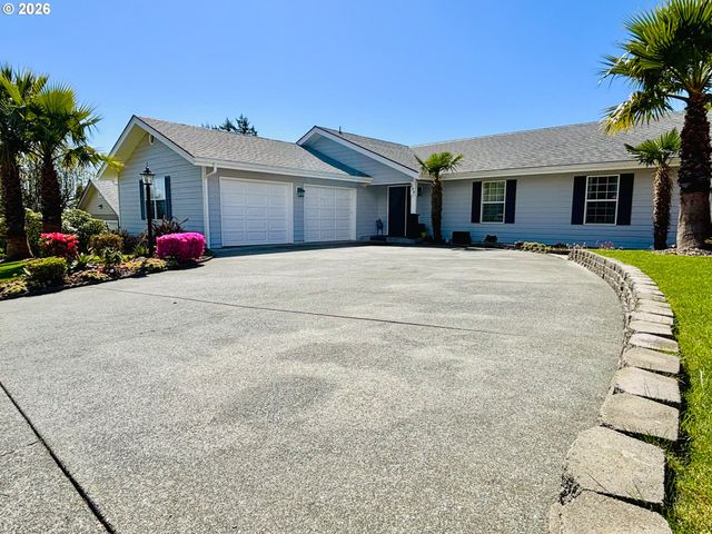 835 HIGHLAND Ave, Brookings, OR 97415