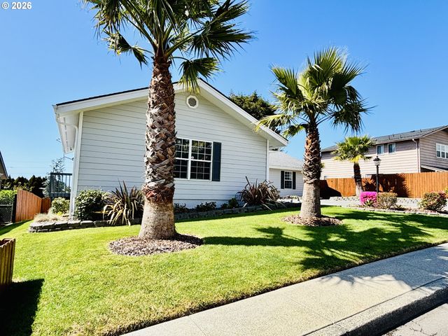 835 HIGHLAND Ave, Brookings, OR 97415