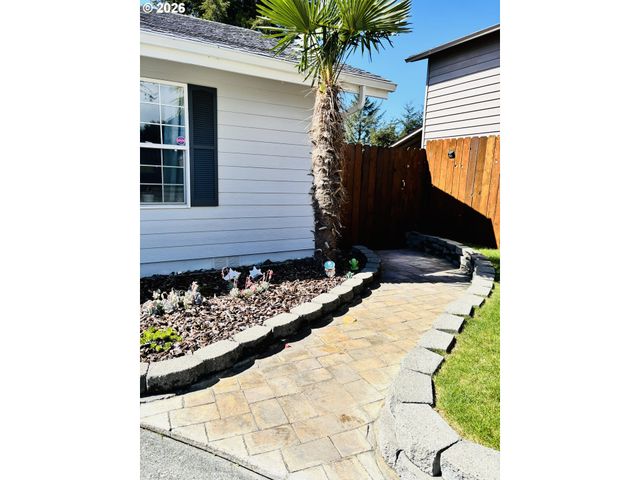 835 HIGHLAND Ave, Brookings, OR 97415