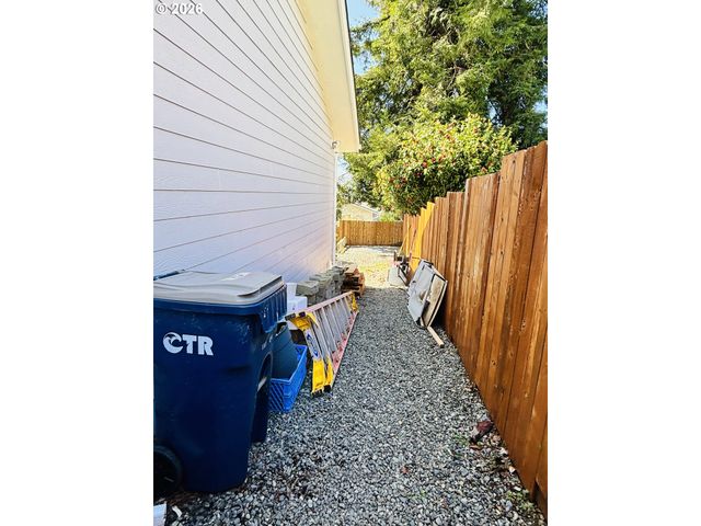 835 HIGHLAND Ave, Brookings, OR 97415