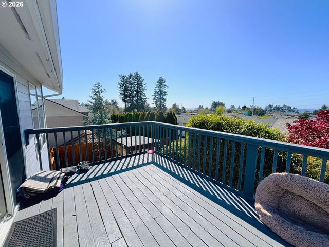 835 HIGHLAND Ave, Brookings, OR 97415
