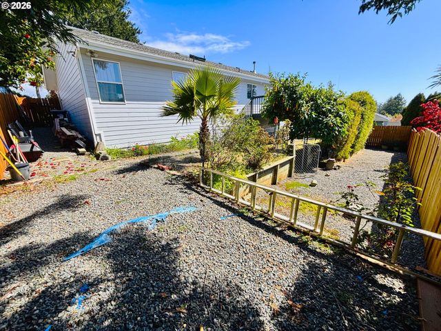 835 HIGHLAND Ave, Brookings, OR 97415