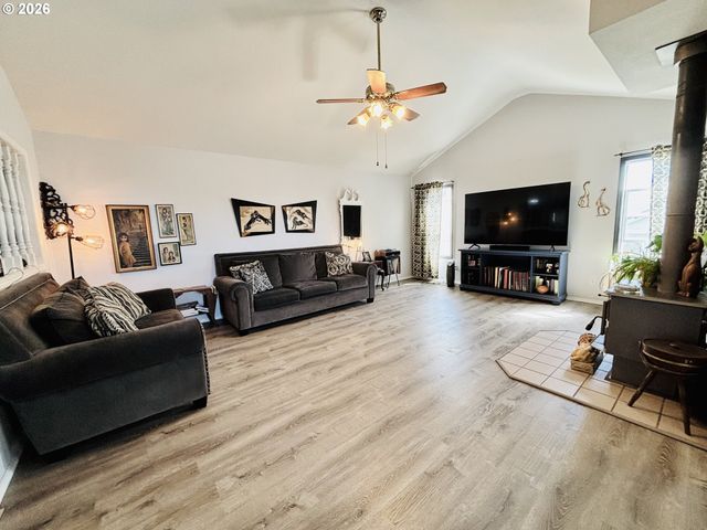 835 HIGHLAND Ave, Brookings, OR 97415