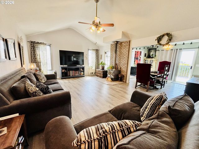 835 HIGHLAND Ave, Brookings, OR 97415