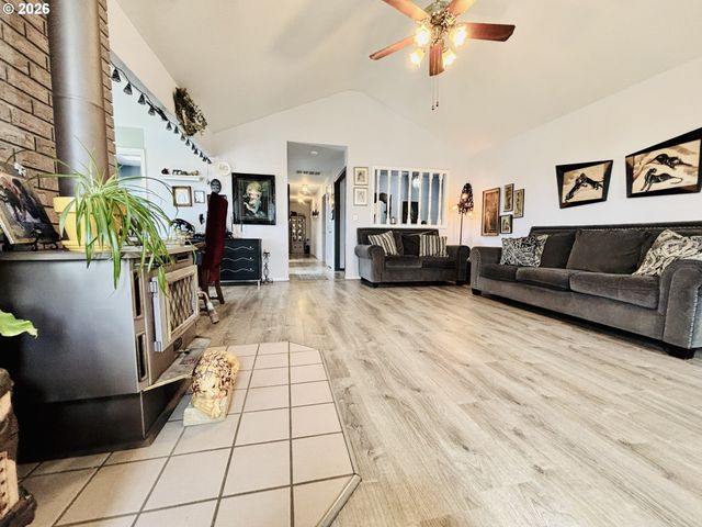 835 HIGHLAND Ave, Brookings, OR 97415