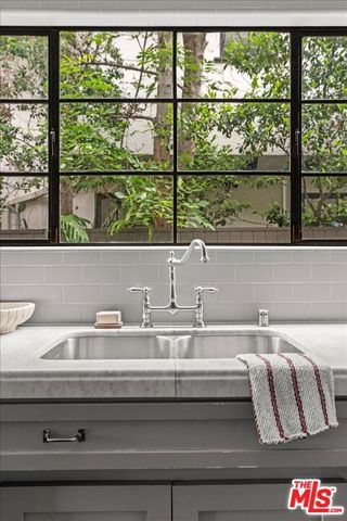626 N Las Palmas Avenue, Los Angeles, CA 90004