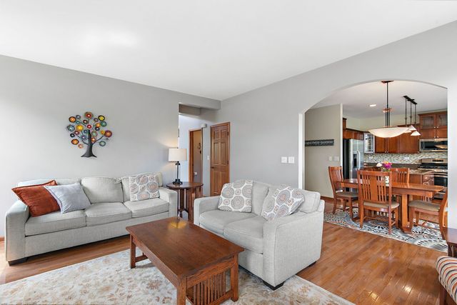811 Singing Hills Drive, Volo, IL 60073