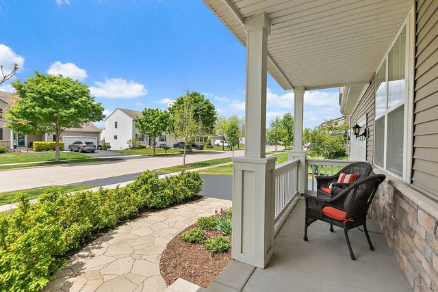 811 Singing Hills Drive, Volo, IL 60073