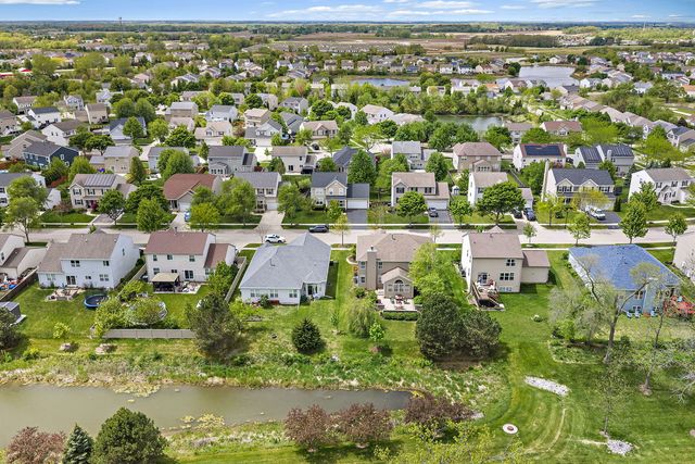 811 Singing Hills Drive, Volo, IL 60073