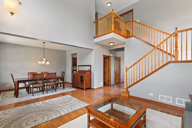 811 Singing Hills Drive, Volo, IL 60073