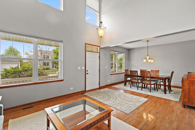 811 Singing Hills Drive, Volo, IL 60073