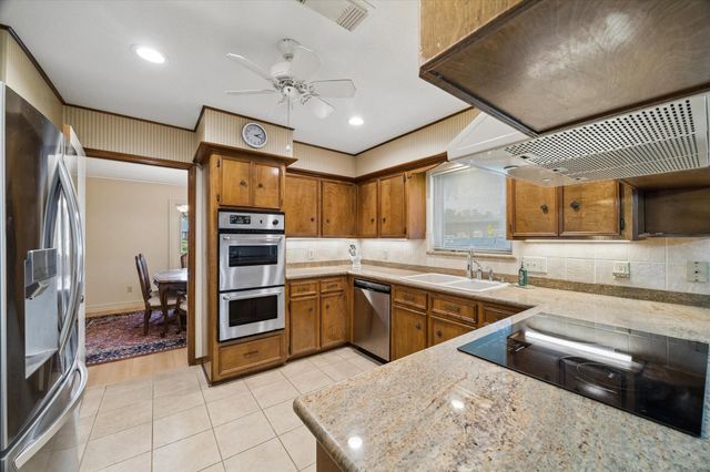 1926 Twin Springs, Kingwood, TX 77339