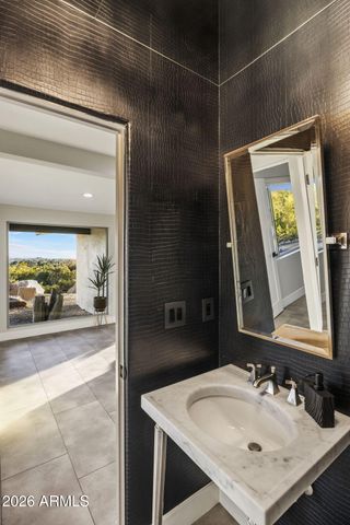 5518 E ROCKRIDGE Road, Phoenix, AZ 85018