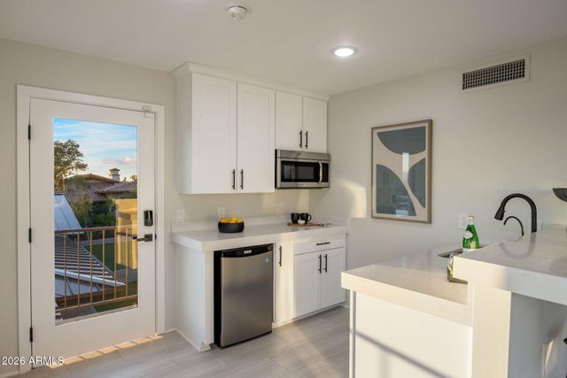 5518 E ROCKRIDGE Road, Phoenix, AZ 85018