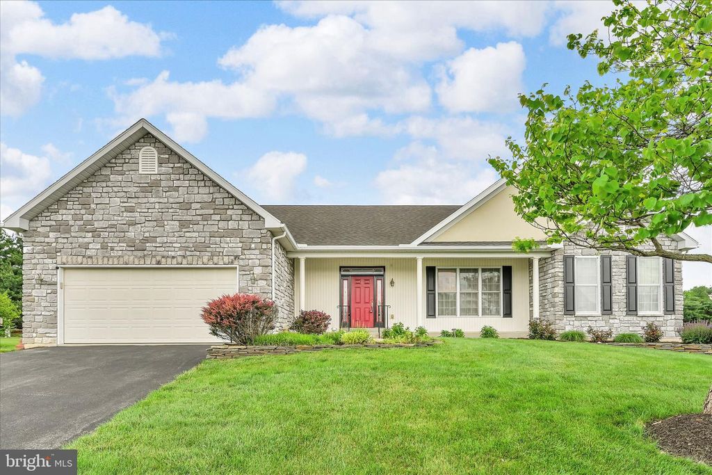 104 WALNUT DR W, Bernville, PA 19506