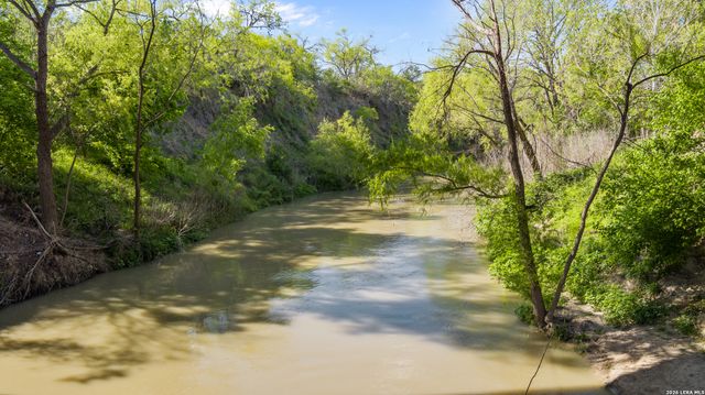 104 Prescott Drive, Floresville, TX 78114