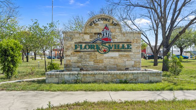 104 Prescott Drive, Floresville, TX 78114