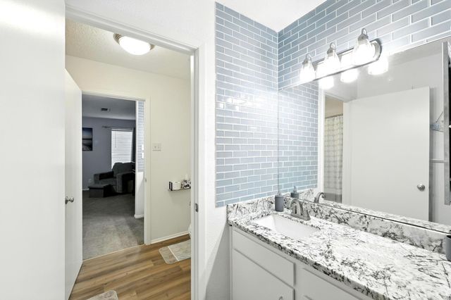 100 Edgewater Drive 39, Livingston, TX 77351