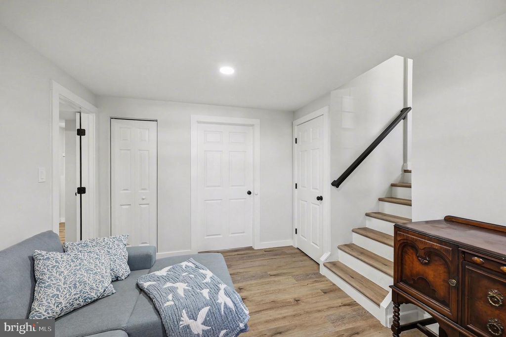 Image 4 of property listing at 9205 FRIAR RD, Fort Washington, MD 20744