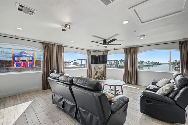 111 Caribbean Dr, Corpus Christi, TX 78418