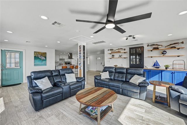 111 Caribbean Dr, Corpus Christi, TX 78418