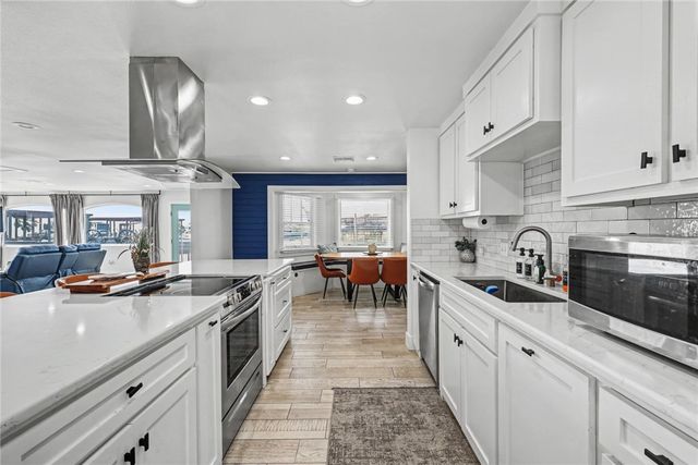 111 Caribbean Dr, Corpus Christi, TX 78418