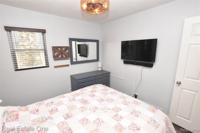 763 S Winding Drive, Waterford, MI 48328