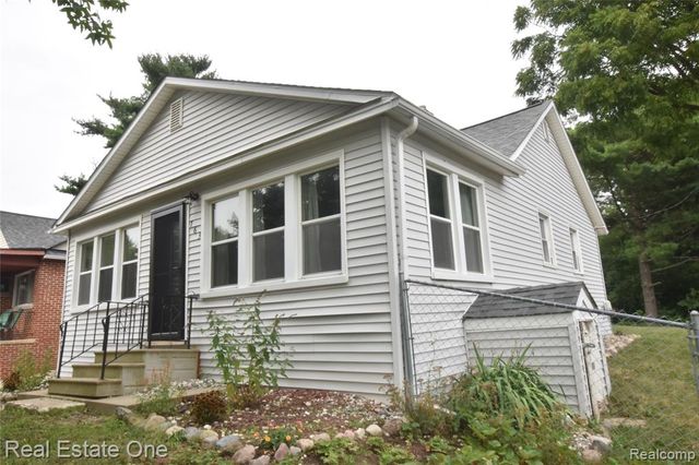 763 S Winding Drive, Waterford, MI 48328