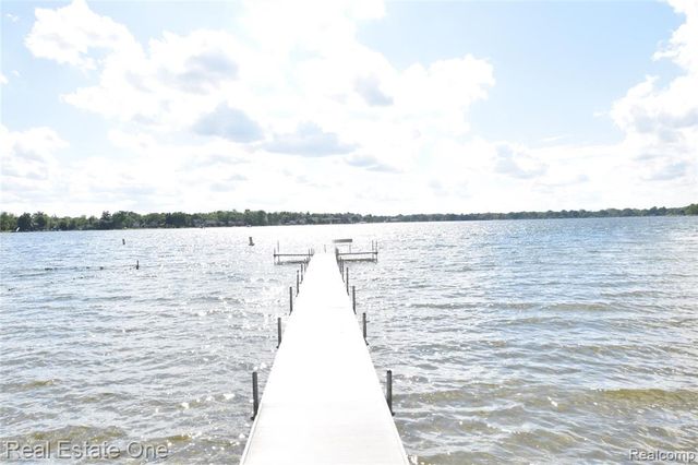 763 S Winding Drive, Waterford, MI 48328