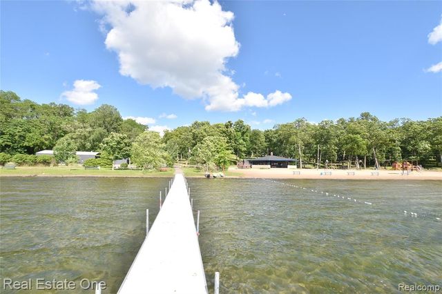 763 S Winding Drive, Waterford, MI 48328