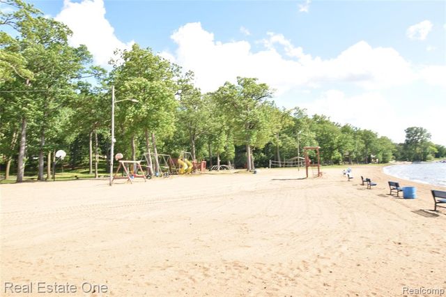 763 S Winding Drive, Waterford, MI 48328