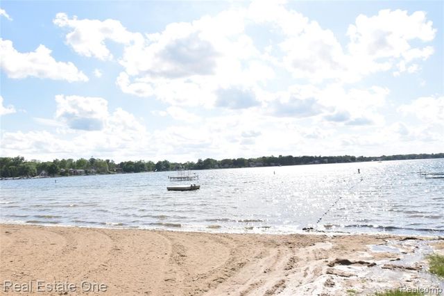 763 S Winding Drive, Waterford, MI 48328