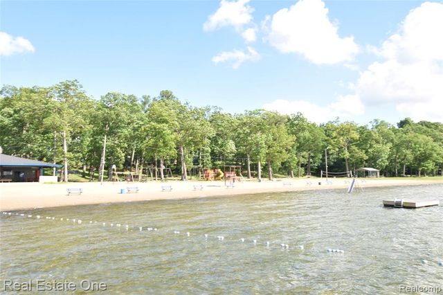 763 S Winding Drive, Waterford, MI 48328
