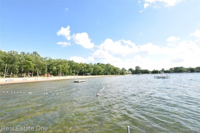 763 S Winding Drive, Waterford, MI 48328