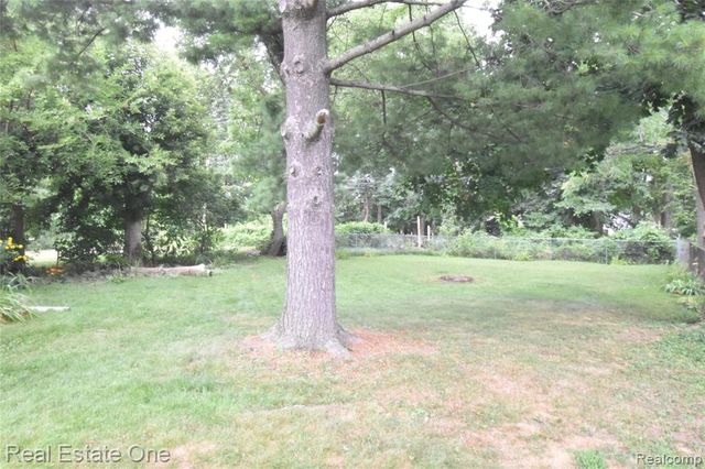 763 S Winding Drive, Waterford, MI 48328