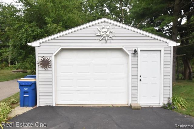 763 S Winding Drive, Waterford, MI 48328