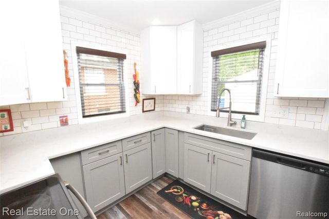 763 S Winding Drive, Waterford, MI 48328