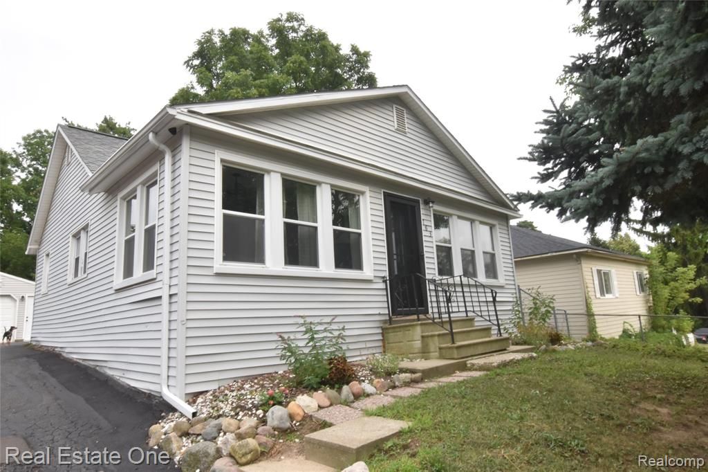 763 S Winding Drive, Waterford, MI 48328
