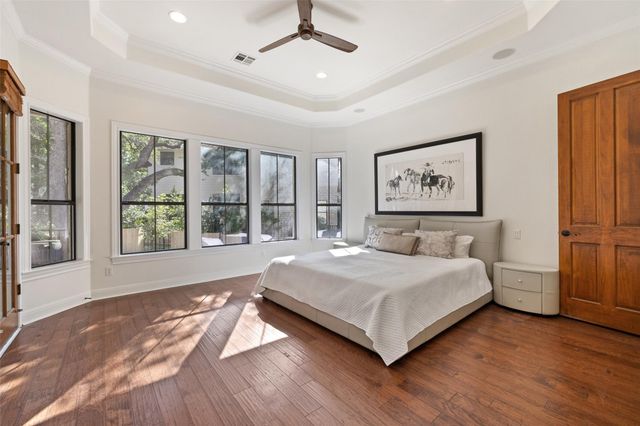 41 Tiburon DR, The Hills, TX 78738