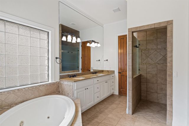 41 Tiburon DR, The Hills, TX 78738