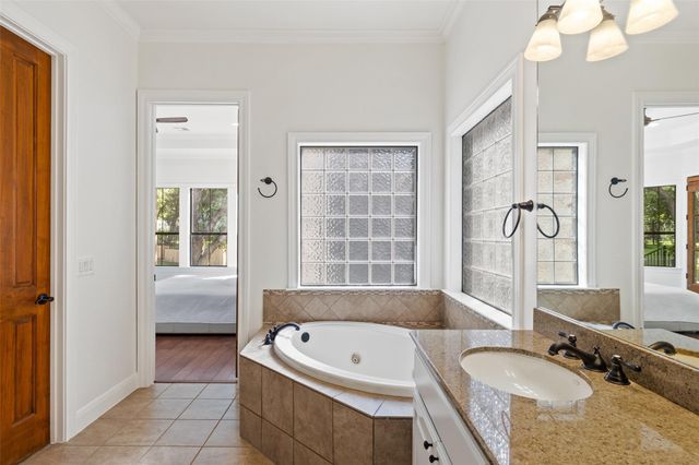 41 Tiburon DR, The Hills, TX 78738