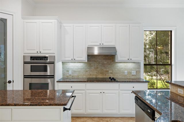 41 Tiburon DR, The Hills, TX 78738